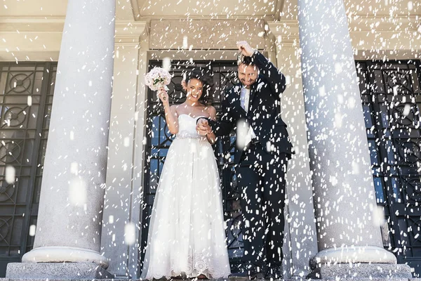 Pareja recién casada saliendo de la iglesia . — Foto de Stock