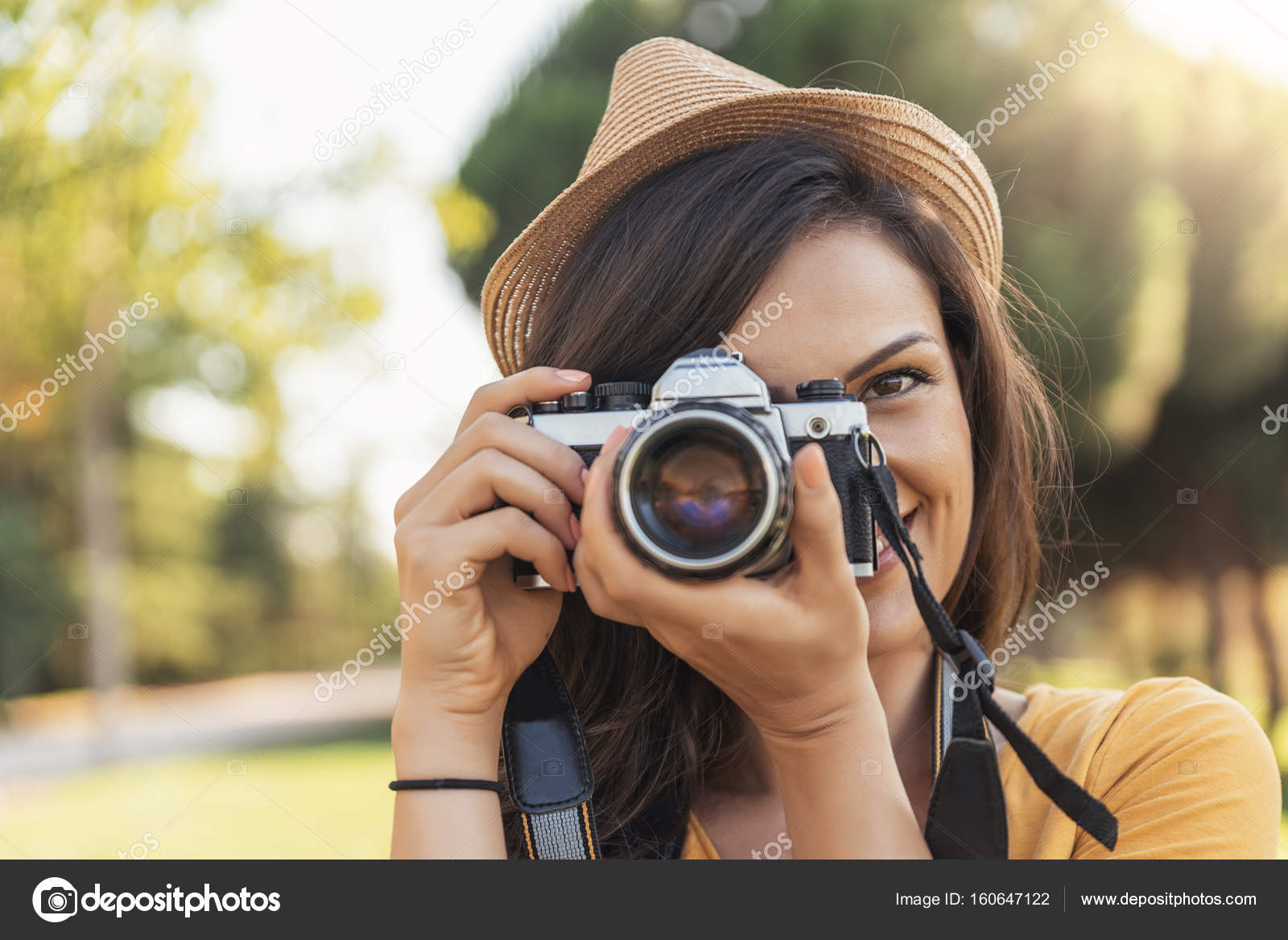 девушка фотографирует. женщина с камерой. снимки на зеркальный фотоаппарат. красивая девушка с фотоаппаратом. девушка фотограф.