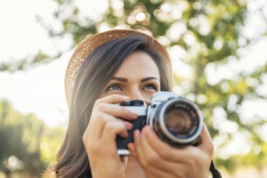fotoğraf çekmek için bir kamera ile genç bir kadın.