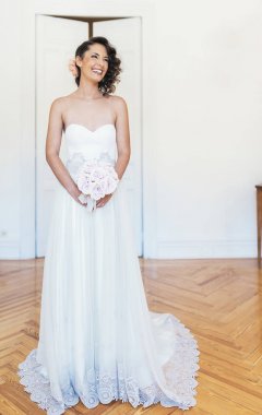 Gelin gelinlik üzerinde çalışıyor.