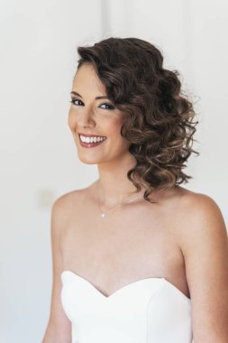 Gelin gelinlik üzerinde çalışıyor.