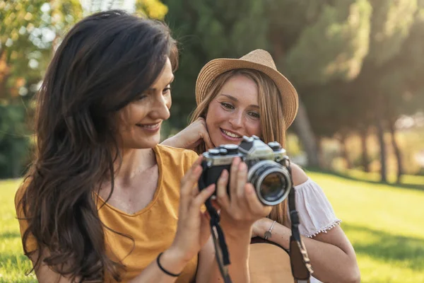 写真の彼女の友人に画像を表示. — ストック写真