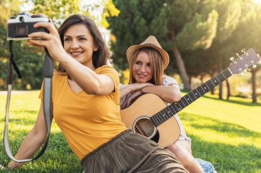 Güzel kadın selfie portre parkta alarak.