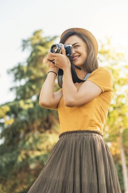 fotoğraf çekmek için bir kamera ile genç bir kadın.