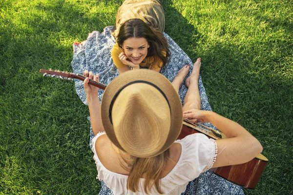 Güzel kadın eğlence parkında gitar çalmak. — Stok fotoğraf