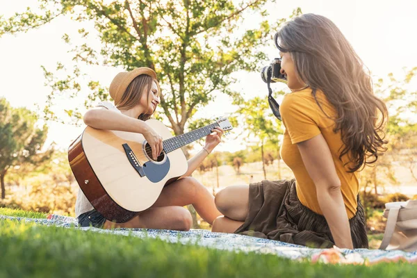 Mulheres bonitas se divertindo tocando guitarra e câmera de fotos no th — Fotografia de Stock