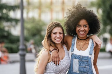 Güzel kadınlar sokakta eğleniyor.