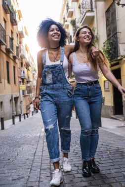 Güzel kadınlar sokakta eğleniyor.