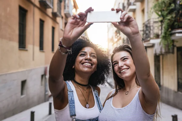 Hermosas mujeres tomando un autorretrato en la calle . — Foto de Stock