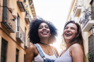 Güzel kadınlar sokakta eğleniyor.
