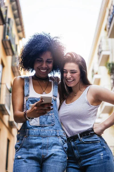 路上で携帯電話を使う美しい女性. — ストック写真