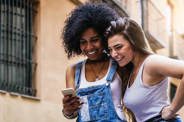 Sokakta cep telefonu kullanan güzel kadınlar..