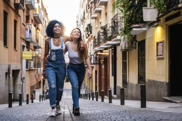 Mulheres bonitas se divertindo na rua . — Fotografia de Stock