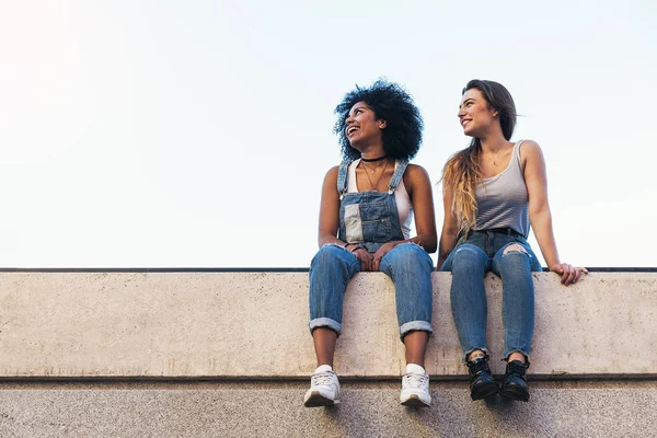 Beautiful women having fun in the street. — Stock Photo, Image