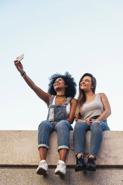 Belles femmes prenant un autoportrait dans la rue . — Photo