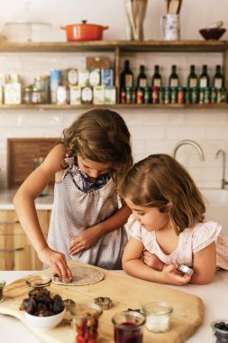 Little sisters kız pişirme kurabiye hazırlama.