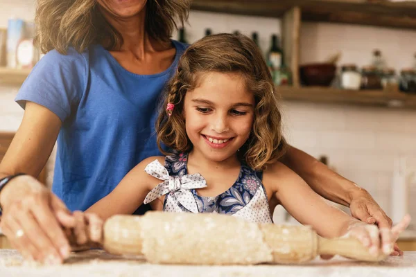 Malé dítě dívka hnětení těsta připravit na pečení cukroví. — Stock fotografie