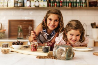 Little sisters kız pişirme kurabiye hazırlama.