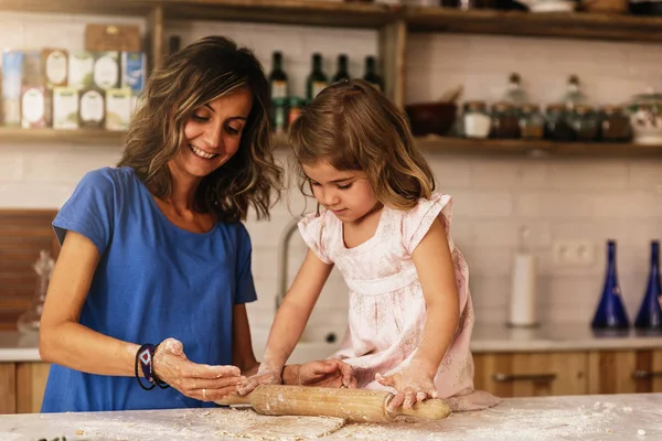 Niña amasando masa prepararse para hornear galletas . — Foto de Stock