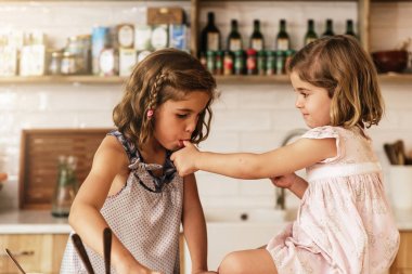 Little sisters kız pişirme kurabiye hazırlama.