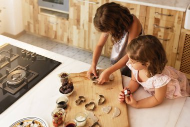 Little sisters kız pişirme kurabiye hazırlama.