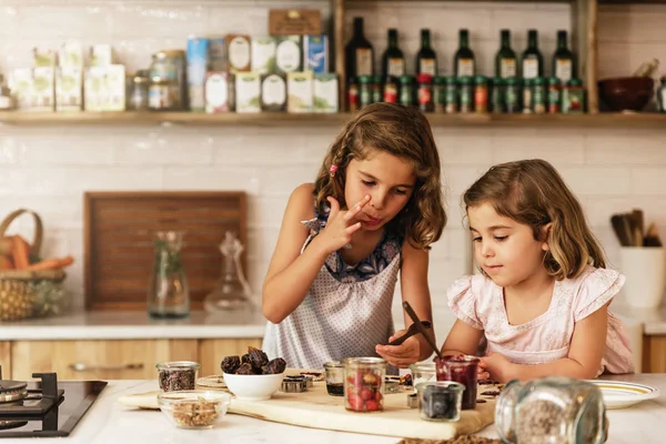 Dívka Little sisters připravuje péci. — Stock fotografie