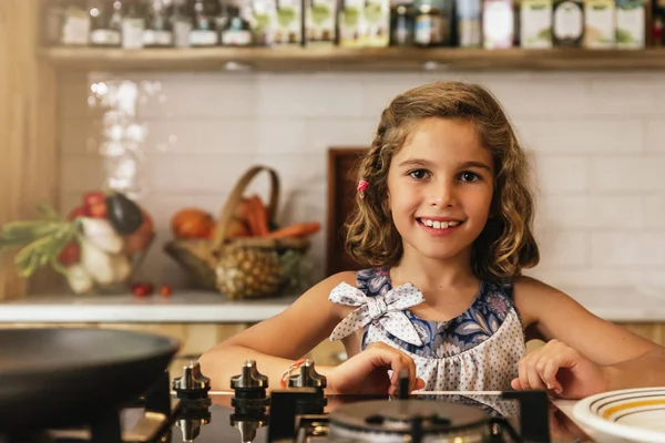 Portrait de petite fille préparant des biscuits au four . — Photo