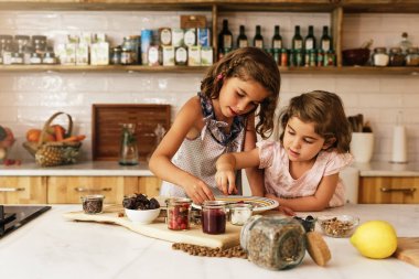 Little sisters kız pişirme kurabiye hazırlama.