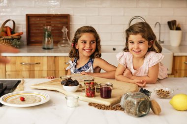 Little sisters kız pişirme kurabiye hazırlama.