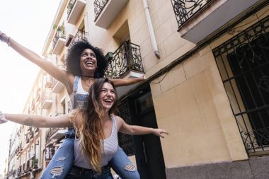 Güzel kadınlar sokakta eğleniyor.