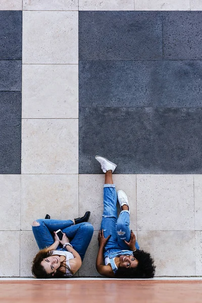 Hermosas mujeres divirtiéndose en la calle . — Foto de Stock