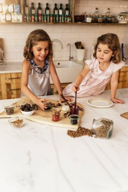 Little sisters kız pişirme kurabiye hazırlama.