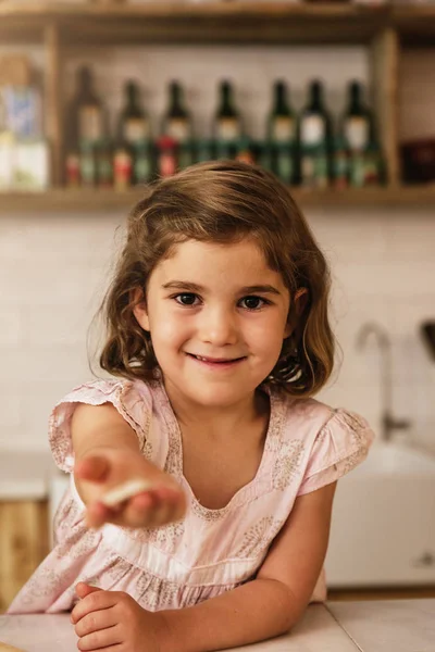 Malá dívka ukazuje její cookie. — Stock fotografie