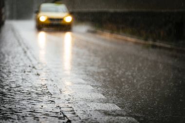 Süre onun yağmur ıslak asfalt üzerinde dolaşan taksi.