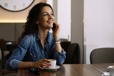 Güzel kadın onun hareket eden kullanma.