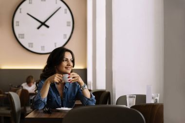 bir fincan kahve tutan güzel kadın.