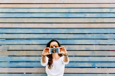 Güzel genç kadın mobile ile kendi portresi. Selfie Conce