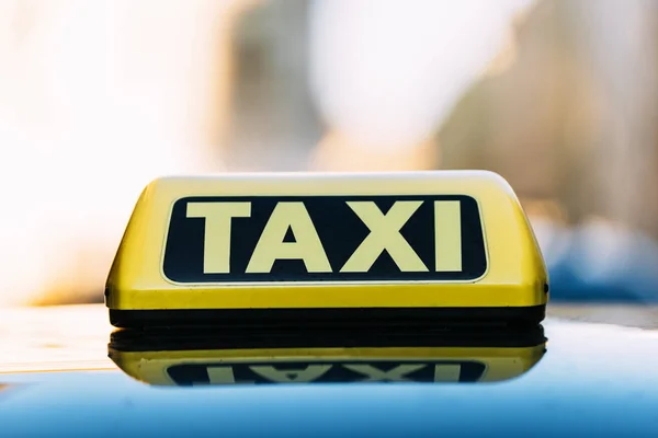 Крупним планом таксі даху знак у Відні. — стокове фото