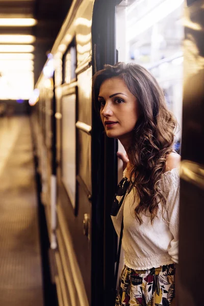 Gyönyörű nő utas a budapesti metró. — Stock Fotó