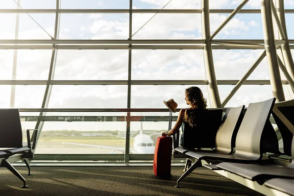 Jong meisje reizen wandelen met een houden koffer in de lucht vervoeren — Stockfoto