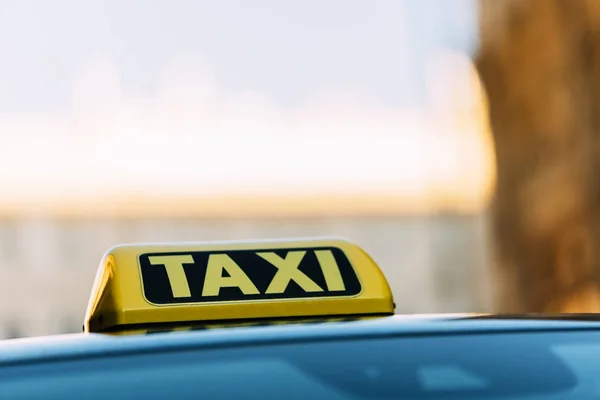 Close-up de um sinal de telhado de táxi em Viena . — Fotografia de Stock