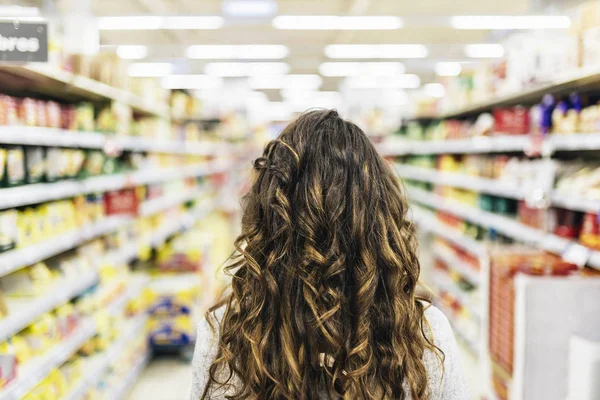 Красивая женщина покупает еду в супермаркете . — стоковое фото