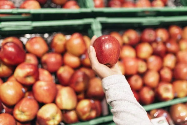 Bella donna che sceglie le mele nel supermercato . — Foto Stock