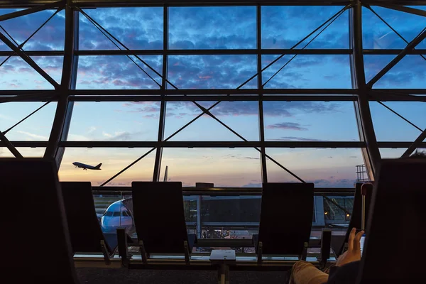 Silhouetten aus dem Inneren des Flughafenterminals. Flugzeugkonzept. — Stockfoto