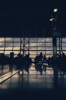 Ufuk siluetleri Havaalanı üzerinde seyahat iş adamları.