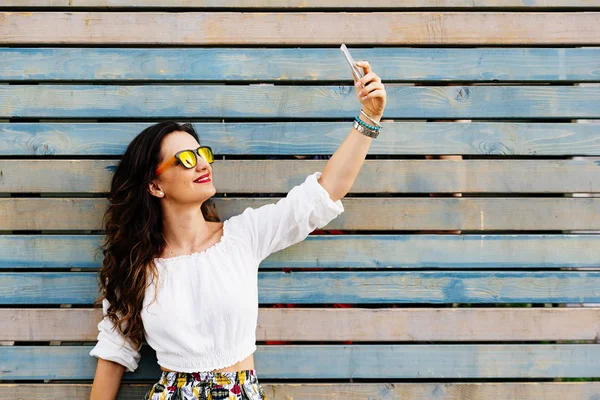 Güzel genç kadının portresi.