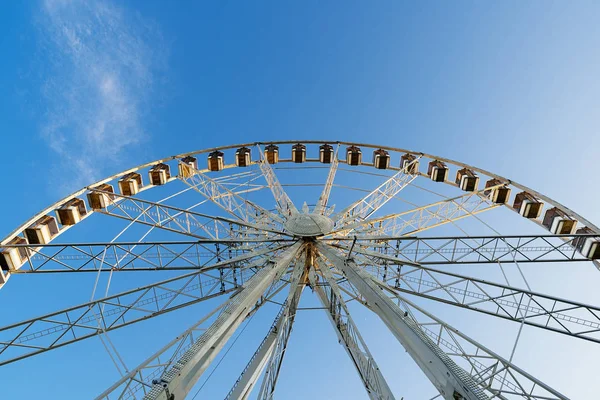 Güzel bir gökyüzü ile bir Noria.