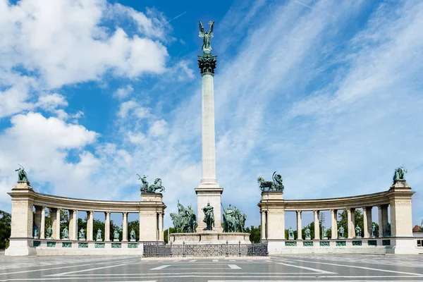 Monumento na Praça dos Heróis em Budapeste . — Fotografia de Stock