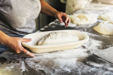 Baker ekmek hazırlanıyor. Hamur yoğurma elinde yakın çekim.