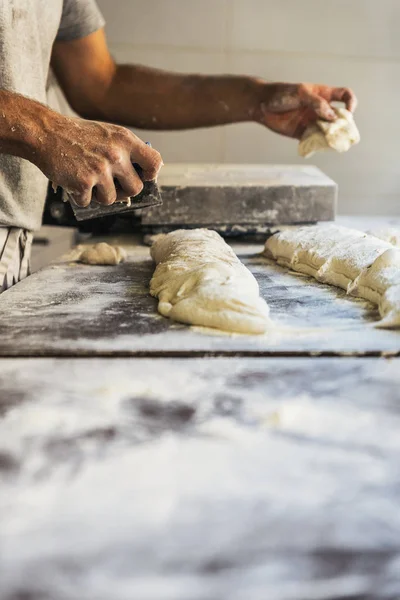 Bäcker bereitet Brot zu. Nahaufnahme von Händen, die Teig kneten. — Stockfoto